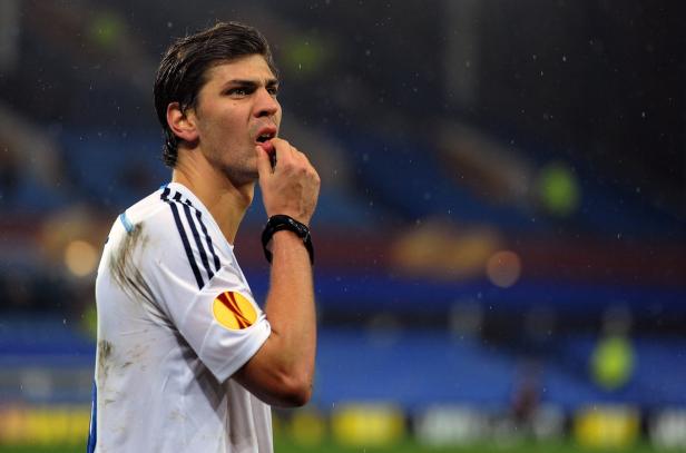 Ein Fußballspieler mit schmutzigem Trikot während eines Spiels.