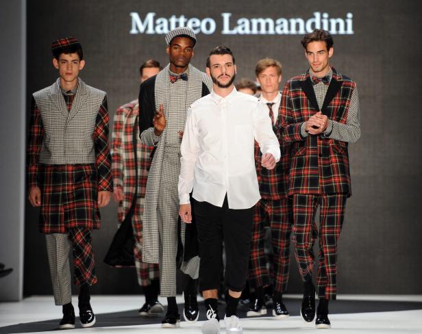 Models präsentieren Mode von Matteo Lamandini auf einem Laufsteg.