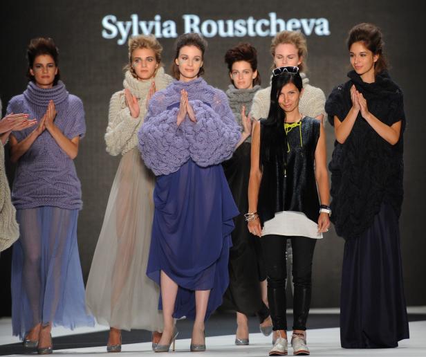 Models präsentieren Strickmode der Designerin Sylvia Roustcheva auf dem Laufsteg.
