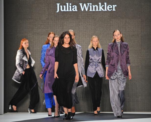 Julia Winkler präsentiert ihre Modekollektion auf dem Laufsteg.