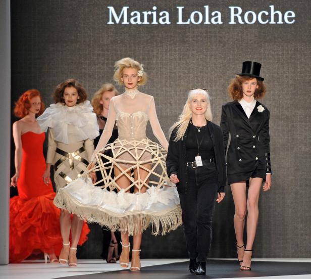 Maria Lola Roche mit Models auf dem Laufsteg bei einer Modenschau.
