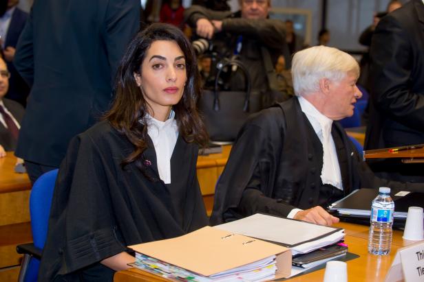 Amal Clooney bei einer Gerichtsverhandlung.