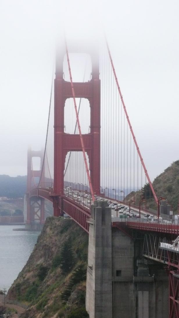 Die Golden Gate Bridge ist teilweise im Nebel versunken.