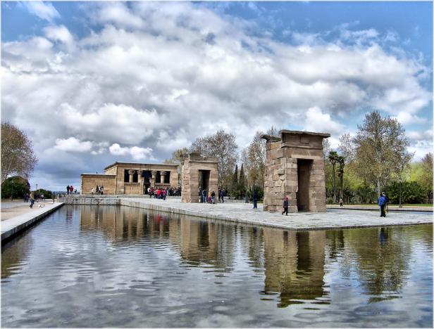 Der Templo de Debod in Madrid spiegelt sich im Wasser.