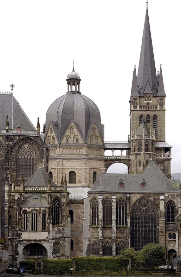 Der Aachener Dom mit seinem markanten Turm und der Kuppel.