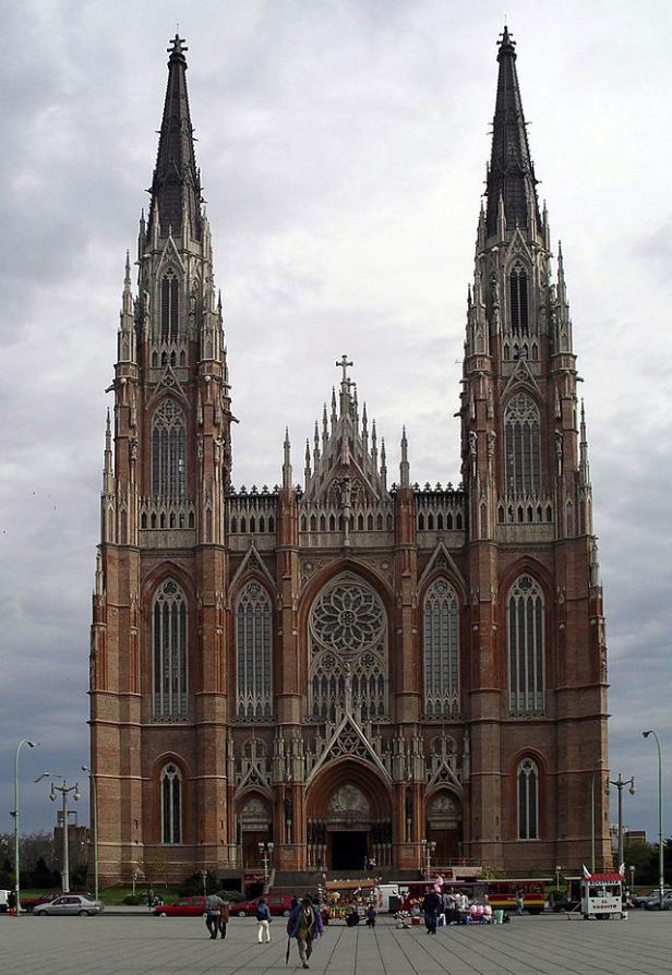Die neugotische Kathedrale von La Plata in Argentinien mit ihren hohen Türmen.