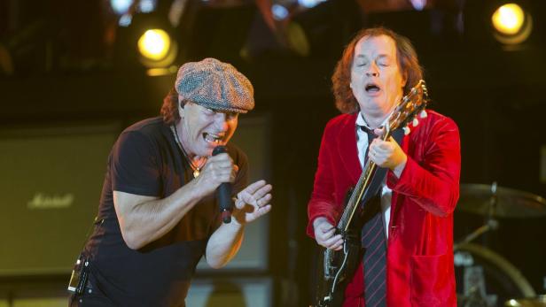 Angus Young und Brian Johnson von AC/DC treten live auf.