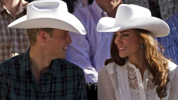 Prinz William und Kate Middleton mit Cowboyhüten bei einer Veranstaltung.