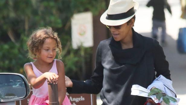 Halle Berry mit ihrer Tochter auf der Straße.