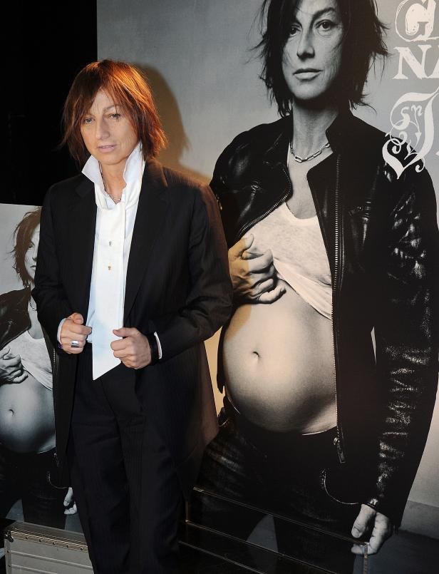 Die Sängerin Gianna Nannini posiert vor einem Plakat von sich selbst, auf dem sie schwanger ist.
