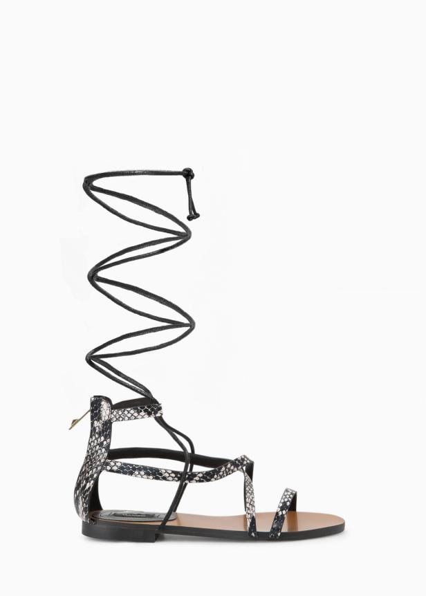 Eine Sandale mit Schlangenmuster und langen, gewickelten Bändern.