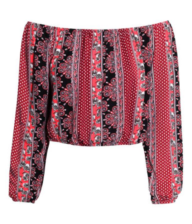 Eine schulterfreie Bluse mit einem roten Muster aus Punkten und Blumen.