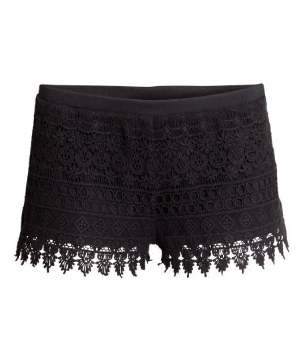 Eine schwarze, gehäkelte Shorts mit elastischem Bund.