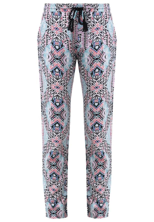 Eine Hose mit einem bunten, geometrischen Muster und einem Kordelzug.