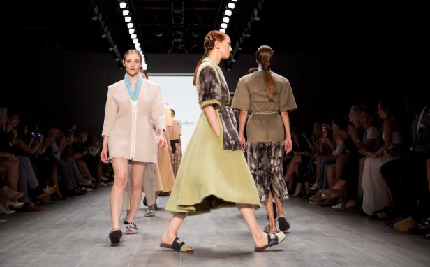 Models präsentieren Mode auf dem Laufsteg während einer Modenschau.