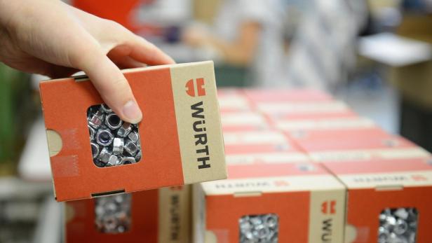 Eine Hand hält eine Schachtel mit Muttern der Marke Würth.