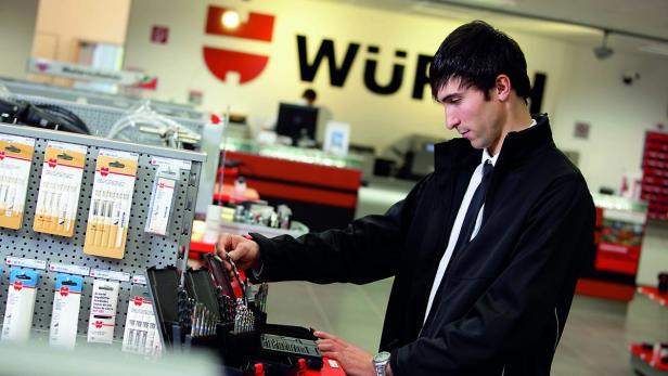 Ein Mann steht in einem Würth-Geschäft und betrachtet Werkzeuge.