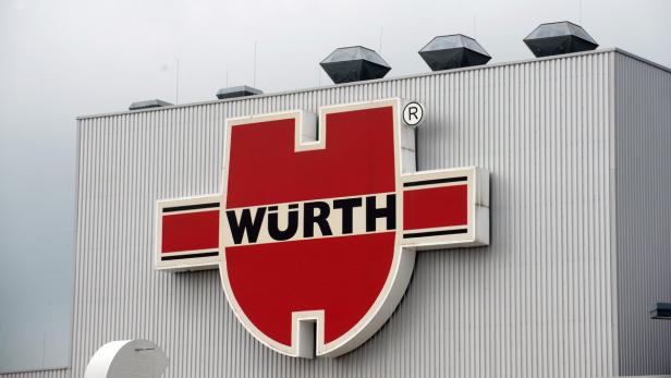 Das rote Würth-Logo an einem grauen Industriegebäude.