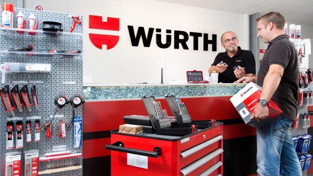 Ein Kunde wird in einem Würth-Geschäft von einem Verkäufer beraten.