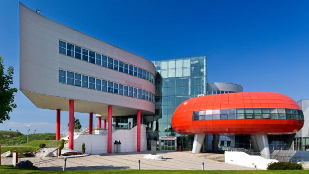 Das Hauptgebäude der Firma Krones in Neutraubling mit auffälliger Architektur.