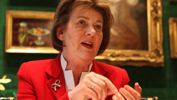 "Ich melde mich zum Thema ,Anfüttern‘ nicht mehr zu Wort. Denn ich möchte nicht im ekelhaften Umfeld der Telekom-Partie wahrgenommen werden." Mary Robinson, ehemalige Präsidentin Irlands, in einem roten Blazer vor Gemälden.