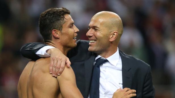 Cristiano Ronaldo umarmt Zinedine Zidane und lächelt ihn an.