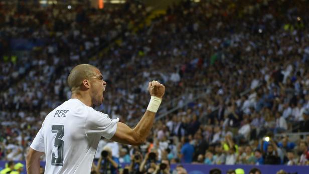 Pepe jubelt mit geballter Faust vor einer großen Menschenmenge.