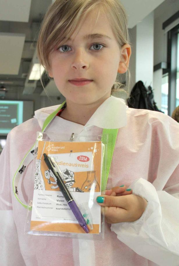 Ein Mädchen namens Vivien Rump trägt einen Studierendenausweis der Kinderuni Wien 2014.