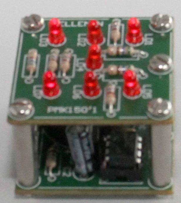 Eine grüne Platine mit mehreren roten LEDs und elektronischen Bauteilen.