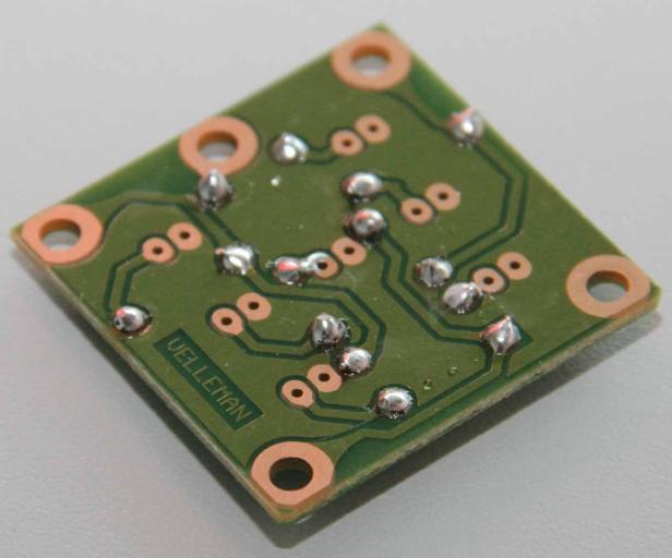 Eine grüne Velleman-Leiterplatte mit Lötstellen.