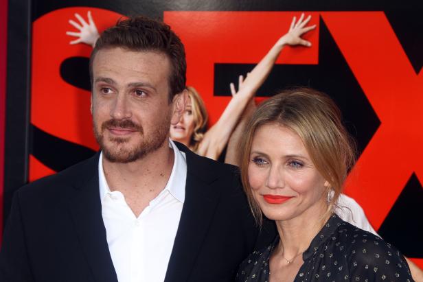 Cameron Diaz und Jason Segel posieren vor dem roten Filmtitel „Sex Tape“.