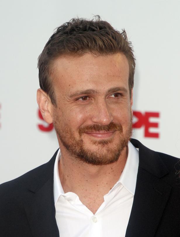 Porträt von Jason Segel in einem schwarzen Anzug und einem weißen Hemd.