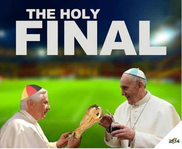 Papst Benedikt XVI. übergibt Papst Franziskus den FIFA-Weltpokal vor einem Fußballstadion.