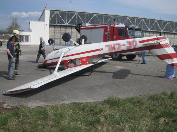 Wind wehte Flugzeug auf Dach