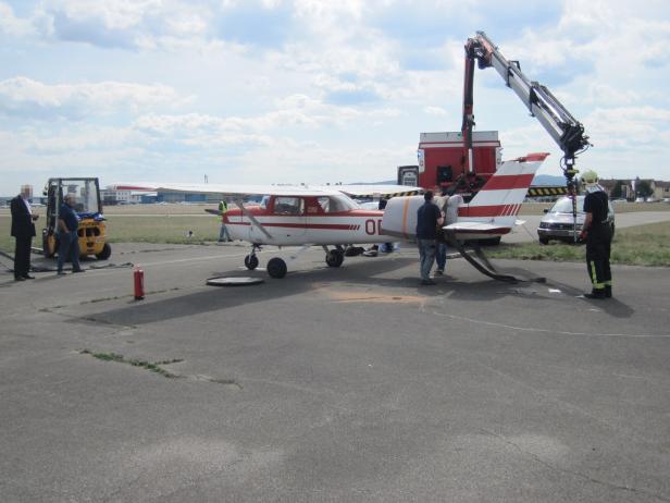 Wind wehte Flugzeug auf Dach