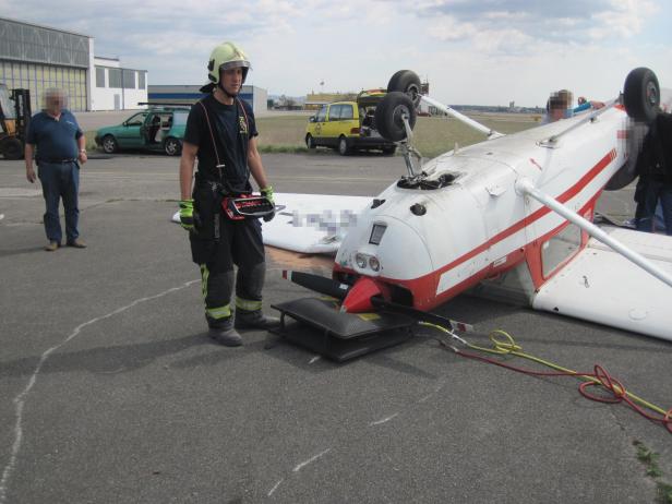 Wind wehte Flugzeug auf Dach