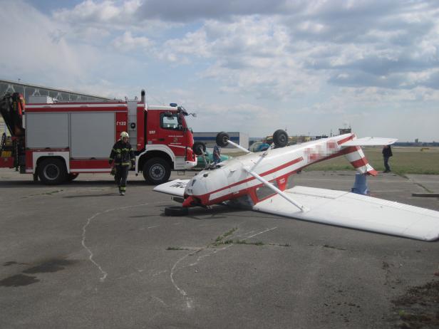 Wind wehte Flugzeug auf Dach