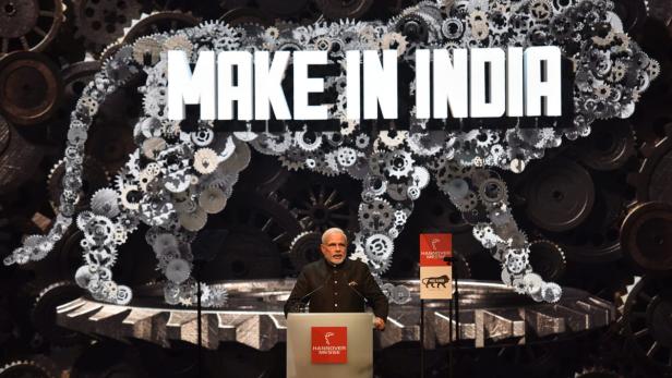 Narendra Modi spricht auf der Hannover Messe vor einem „Make in India“-Logo aus Zahnrädern.