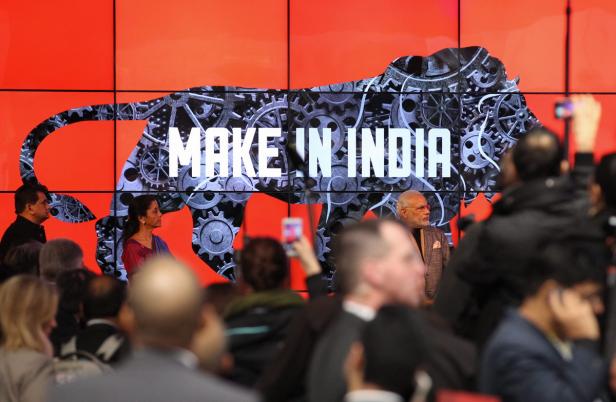 Narendra Modi vor einer „Make in India“-Projektion auf einer Veranstaltung.