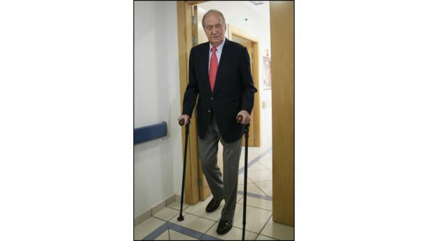 Juan Carlos in Krücken nach der Operation.