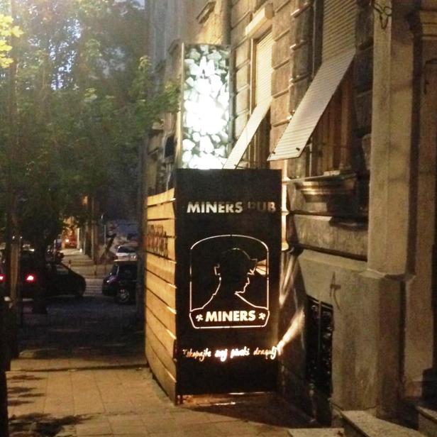 Der Eingang zum „Miners Pub“ ist mit einem beleuchteten Schild versehen.