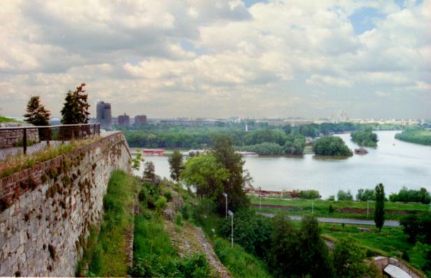 Blick von einer Festung auf Belgrad und die Save mit bewaldeten Inseln.