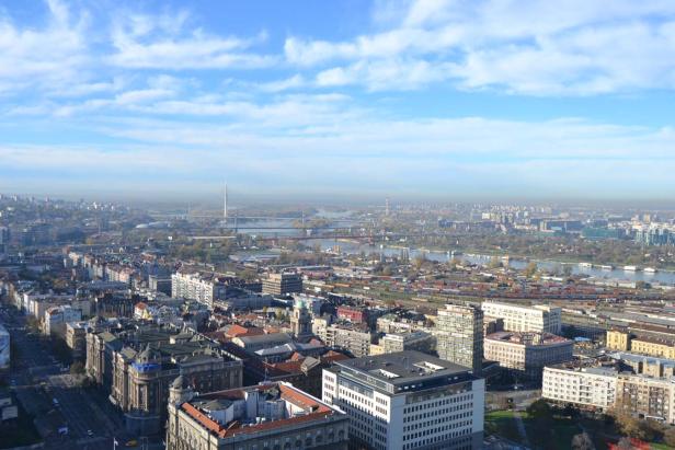 Ein Panoramablick über Belgrad mit Brücken über die Save und Donau.