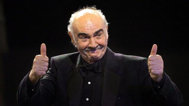 Sean Connery im Smoking zeigt beide Daumen nach oben.