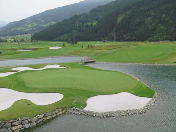 Abschlag mit Aussicht im Zillertal