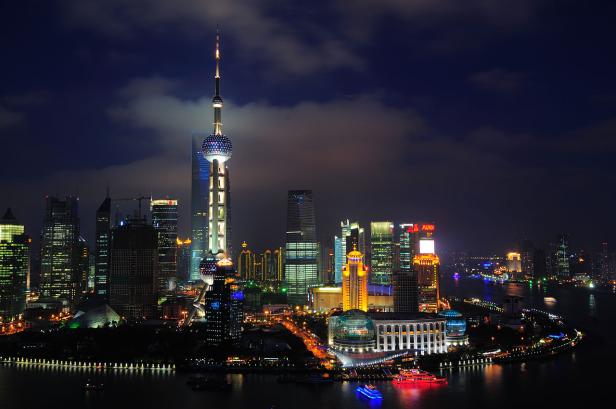 Nachtsicht auf die Skyline von Shanghai mit dem Oriental Pearl Tower.