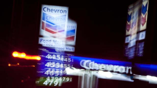 Eine Chevron-Tankstelle mit den aktuellen Benzinpreisen.