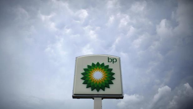 Ein BP-Schild vor einem bewölkten Himmel.