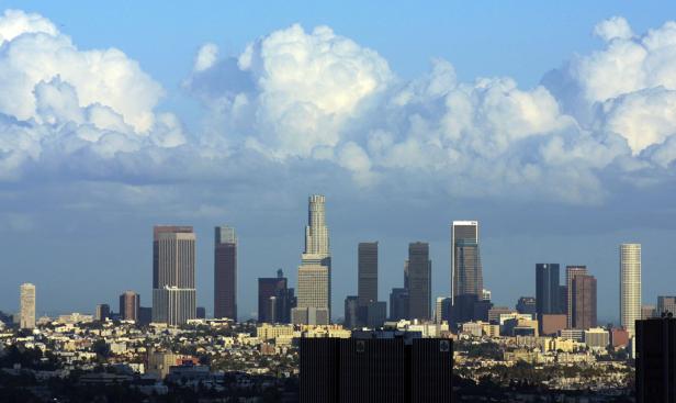 Die Skyline von Los Angeles unter einem Himmel mit großen, weißen Wolken.