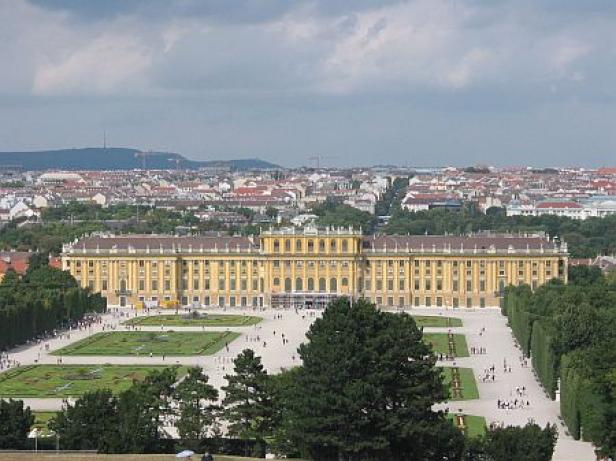 Das Schloss Schönbrunn in Wien mit Blick auf die Stadt.